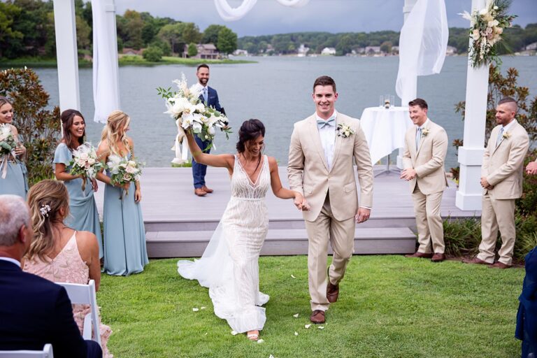 Bride and groom just married 2021 pergola pic 2 768x512