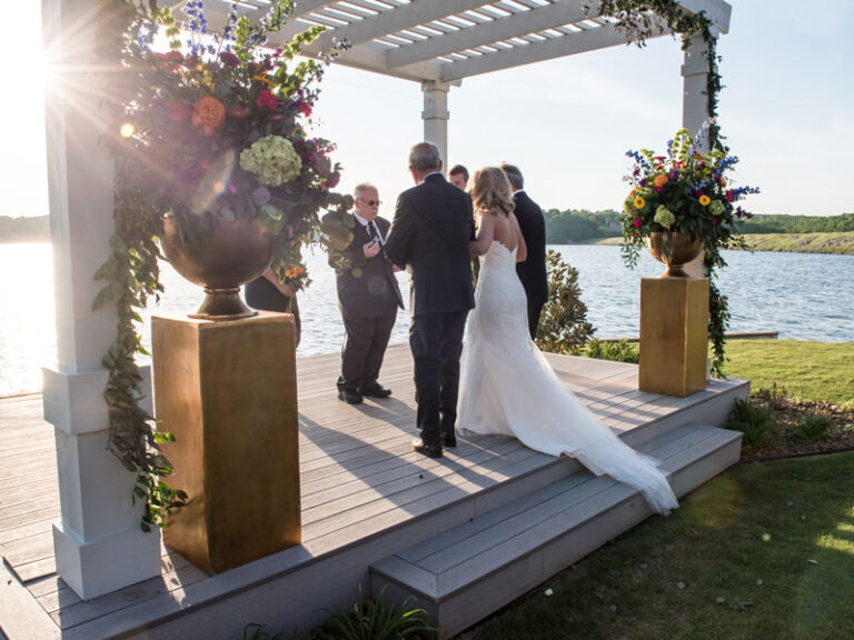 pergola wedding with gold pillars 768x576